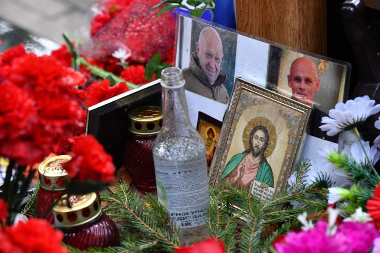 40 дней со дня смерти Пригожина: на месте крушения установили памятник, к могиле несут цветы
