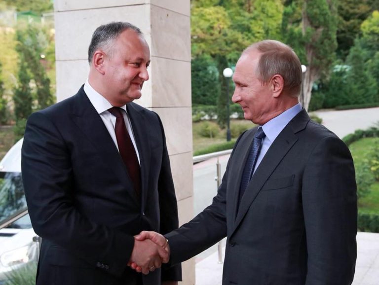 Додон поздравил Путина с днем рождения