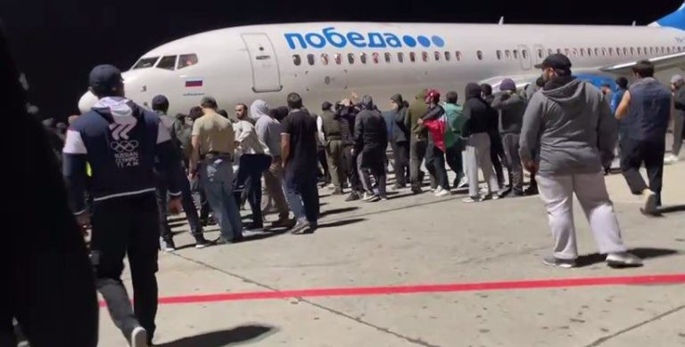 В Махачкале антисемиты ворвались в аэропорт, в разных городах Северного Кавказа в РФ — волна антисемитизма