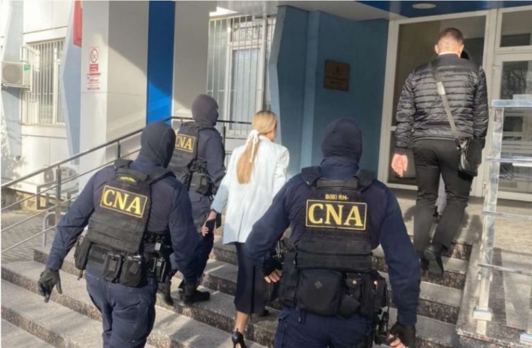 (ВИДЕО) В Кишинёве проходят обыски у четырёх судей, подозреваемых в коррупции