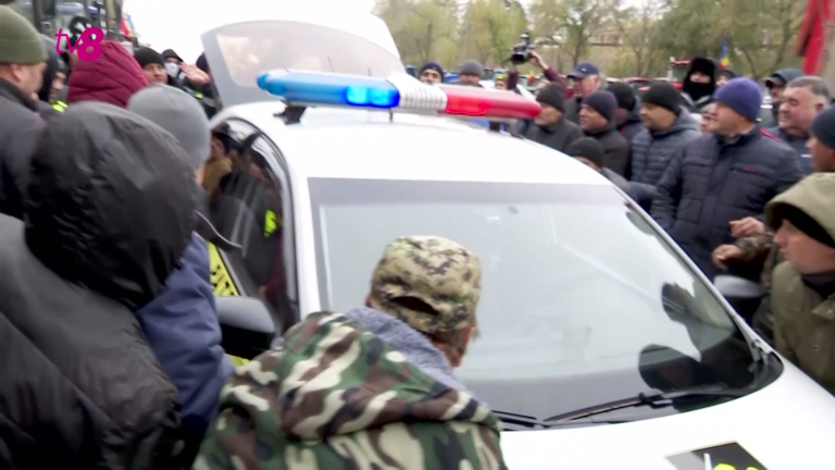 (ФОТО, ВИДЕО) Фермеры на тракторах движутся на протест в Кишинёве. Часть из них блокируют шоссе, есть стычки с полицией