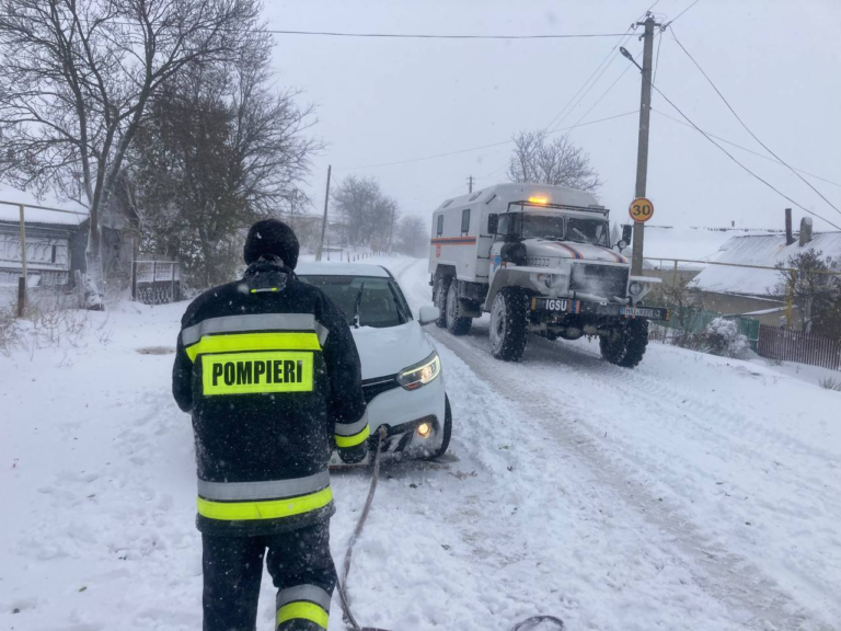 За cутки молдавские спасатели вытащили из снега почти 170 автомобилей, включая 7 «скорых»