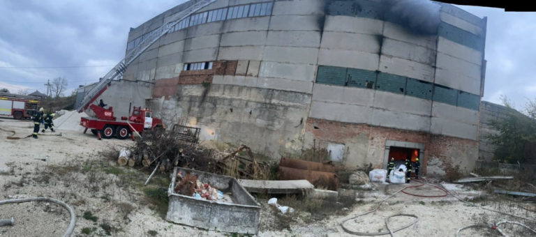 В Бельцах на бывшем кирпичном заводе произошёл пожар