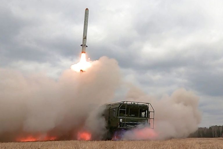 Россия впервые за долгое время атаковала Киев баллистическими ракетами