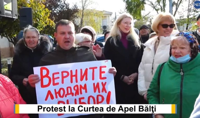 (ФОТО) В Бельцах у Апелляционной палаты протестуют сторонники Арины Коршиковой