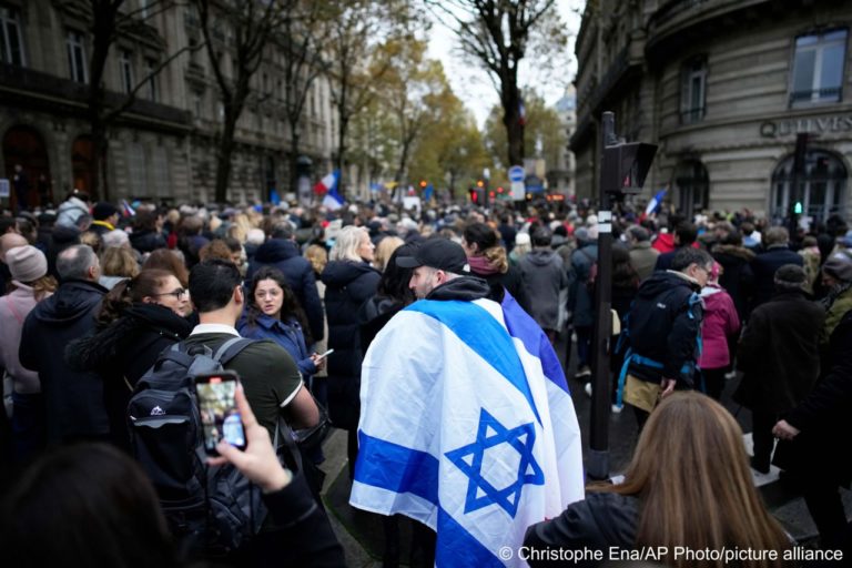 (ФОТО) В Париже прошёл многотысячный марш против антисемитизма