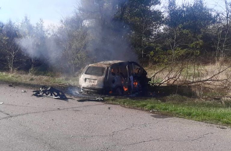 В Херсоне россияне обстреляли гражданский автомобиль. Один человек погиб, женщина и двухмесячный ребёнок ранены
