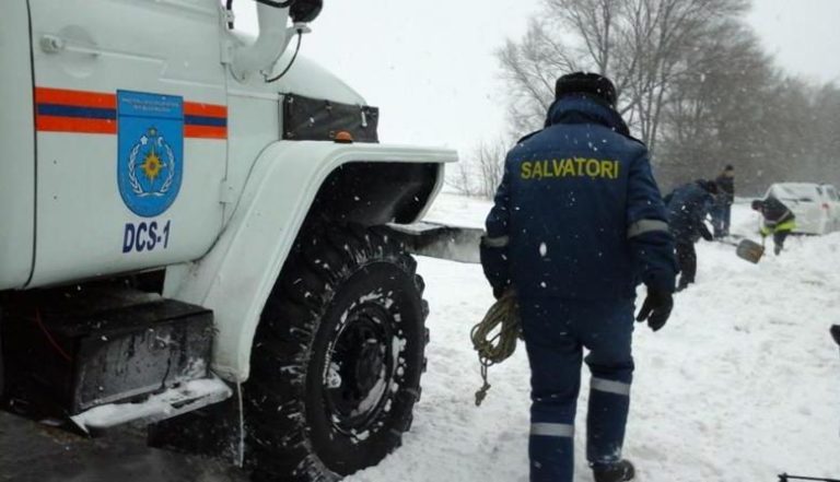 В Чадыр-Лунге скорая застряла в снегу — на вызов медиков доставила машина спасателей