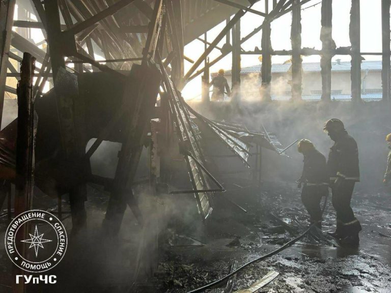 (ФОТО) В Бендерах на рынке произошёл пожар