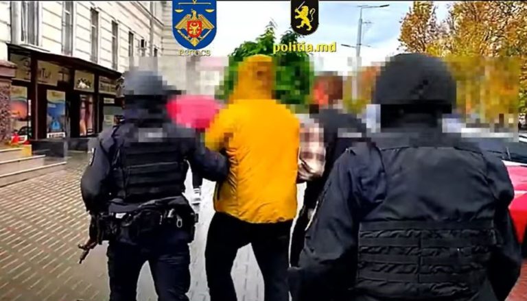 В Кишинёве задержали трёх подозреваемых в шантаже водителей рейсов Молдова — Великобритания