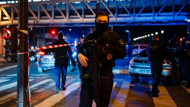 В центре Парижа террорист с ножом и молотком убил человека и ранил ещё двоих
