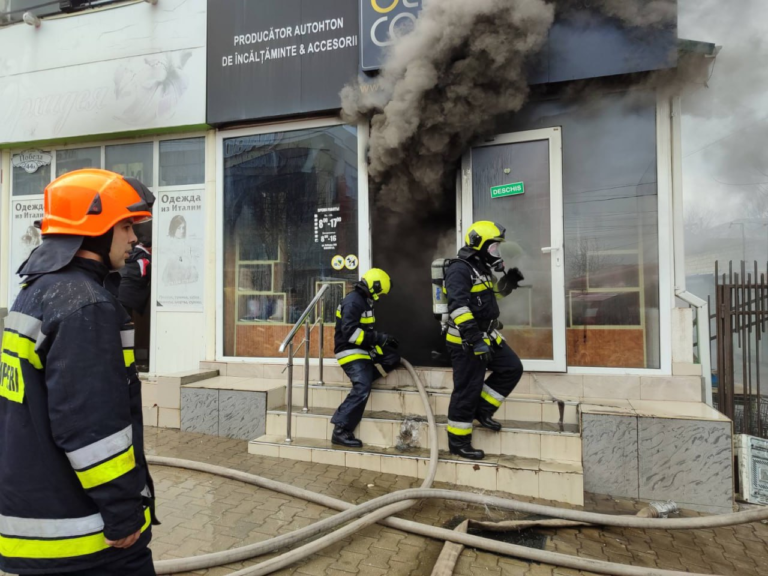 (ФОТО, ВИДЕО) В Комрате горел магазин обуви