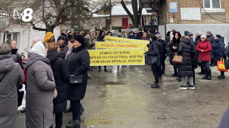 Против слияния: сотрудники больницы Тома Чорбэ и кожвендиспансера в Кодру вышли на акцию протеста