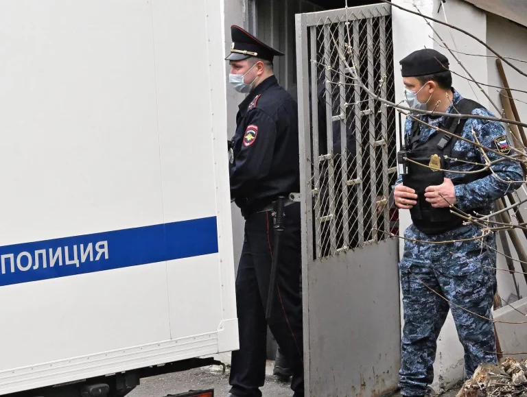 Связи с Навальным нет уже две недели. Его соратники бьют тревогу