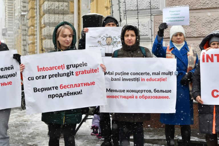 «Меньше концертов, больше инвестиций в образование»: в Кишинёве у мэрии снова протестовали против закрытия групп продлённого дня