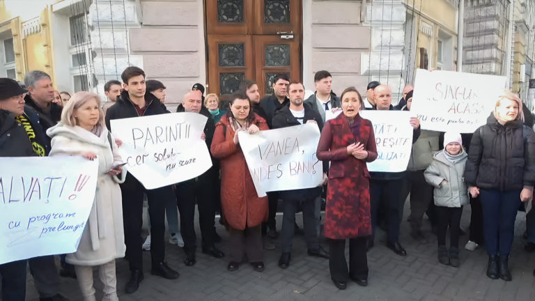 В Кишинёве у мэрии прошёл протест после спора Чебана и PAS о причинах закрытия «продлёнки» в школах
