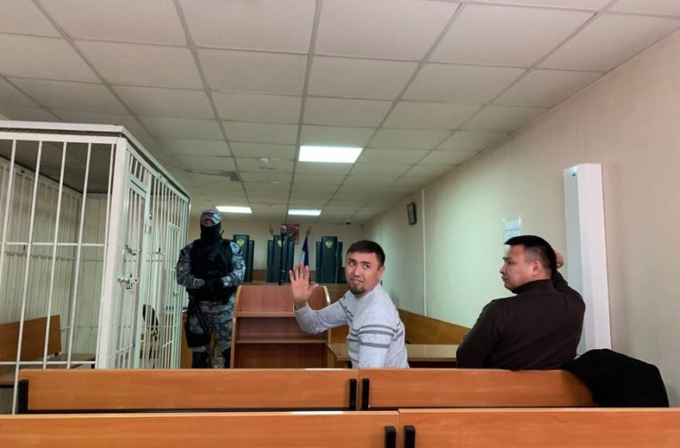 В Башкирии сотни людей пришли к суду поддержать активиста, ложно обвинённого в разжигании розни