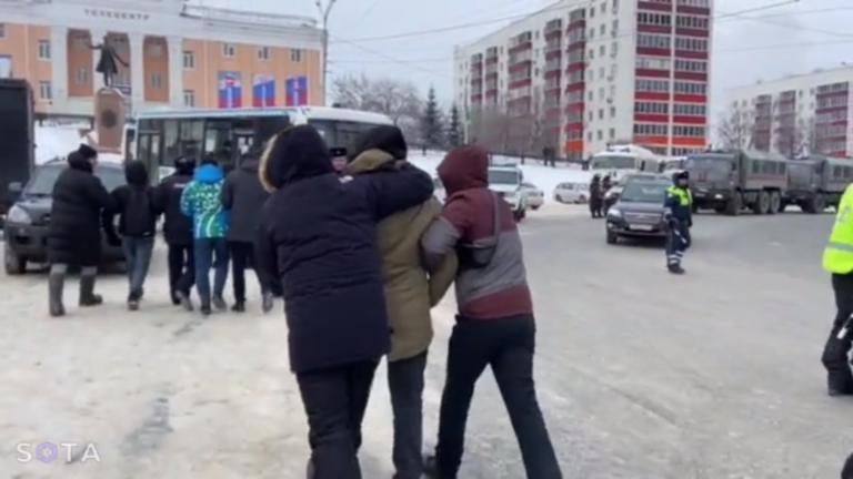 (ФОТО, ВИДЕО) В Уфе тысячи человек вышли на митинг в поддержку осужденного на 4 года активиста. Есть задержанные