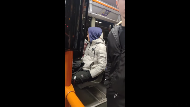 (ВИДЕО) В троллейбусе Кишинева пассажир и контролер оскорбляли трансгендера. Реакция правозащитников и Управления электротранспорта