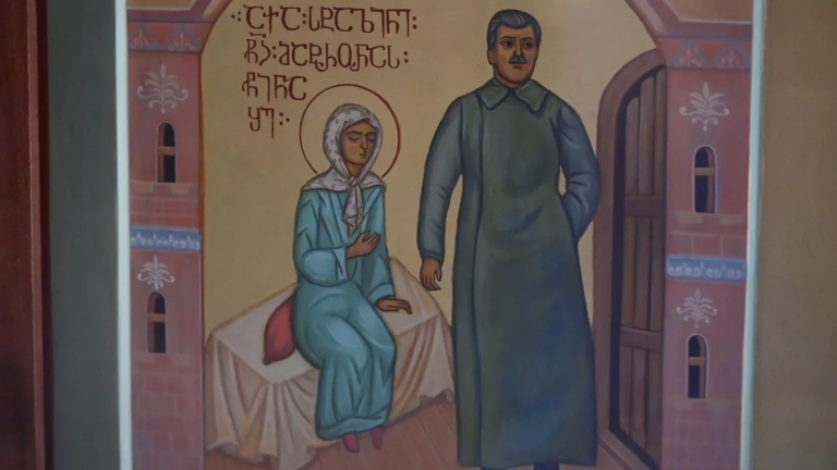В церкви Тбилиси облили краской икону с изображением Сталина. Под окнами опубликовавшей видео активистки собрался митинг