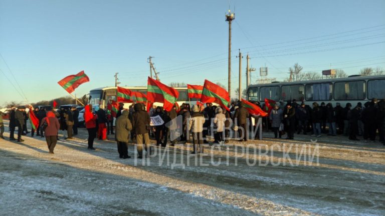 (ФОТО/ВИДЕО) На КПП в Бендерах приднестровцы провели митинг против таможенных пошлин