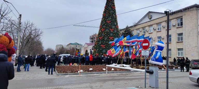 (LIVE) В Комрате проходит митинг против взносов в соцфонд и кассовых аппаратов