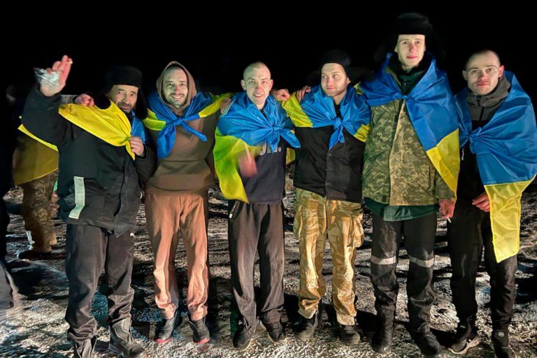 (ФОТО/ВИДЕО) Россия и Украина впервые за полгода обменялись пленными