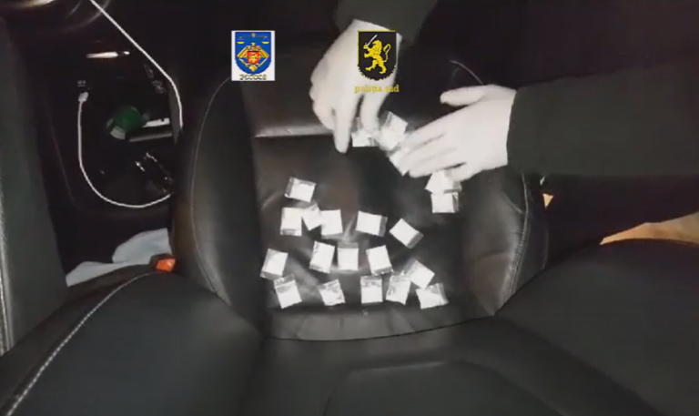 (ВИДЕО) В Кишинёве задержали подозреваемого в торговле кокаином, при нём был товар на 10 тысяч евро