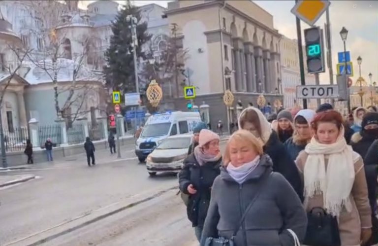 В Москве жёны мобилизованных проводят акцию в 500-й день с начала мобилизации. Полиция задерживает людей