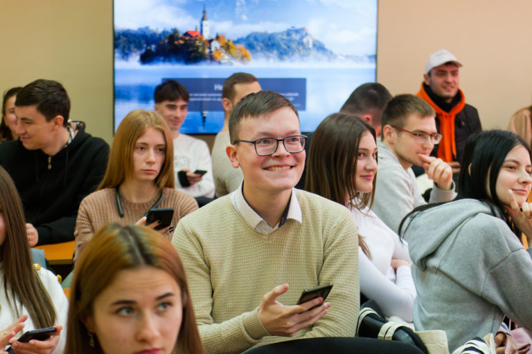 Как взять кредит и избежать больших долгов – советы эксперта комратским студентам