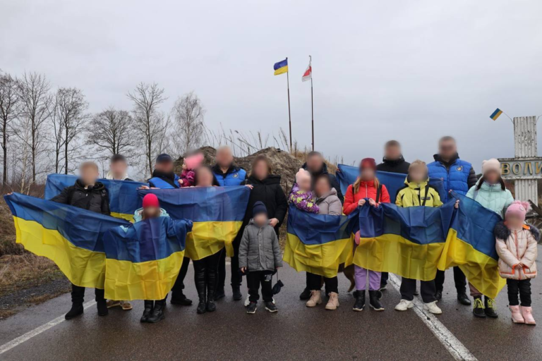 (ФОТО) В Украину вернулись 11 детей с оккупированных территорий
