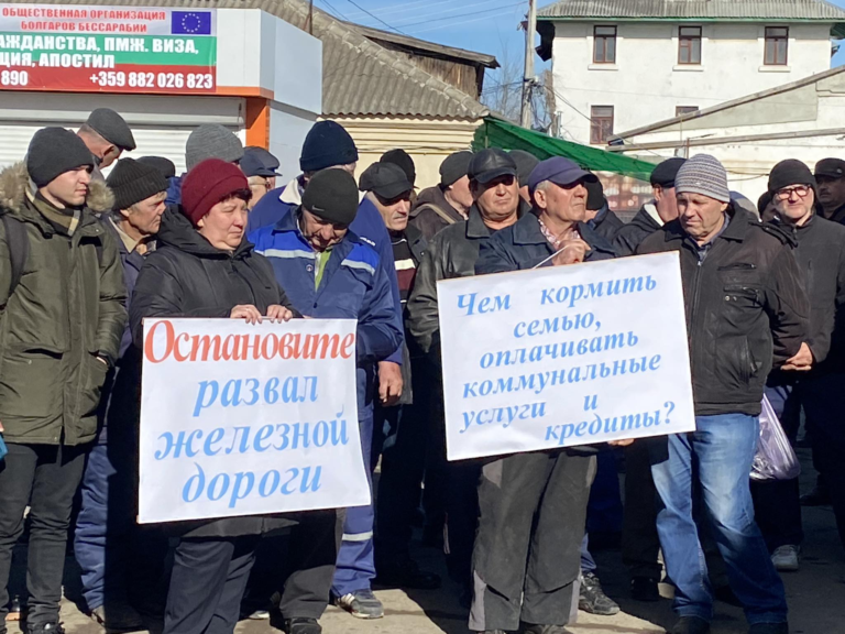 Снова задержки зарплаты. В Басарабяске работники железной дороги вышли на митинг и пригрозили забастовкой