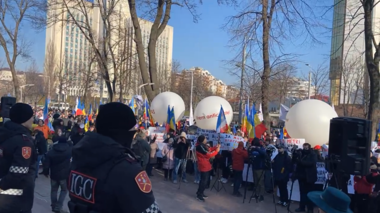 Сторонники Шора протестуют перед зданием парламента, приехали на митинг и из Гагаузии