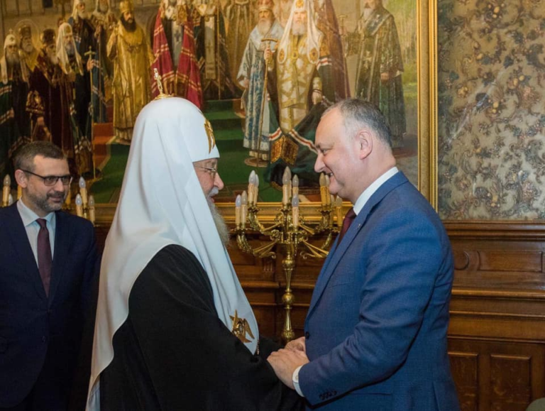 Додон поздравил патриарха Кирилла, открыто поддерживающего войну в Украине, с интронизацией