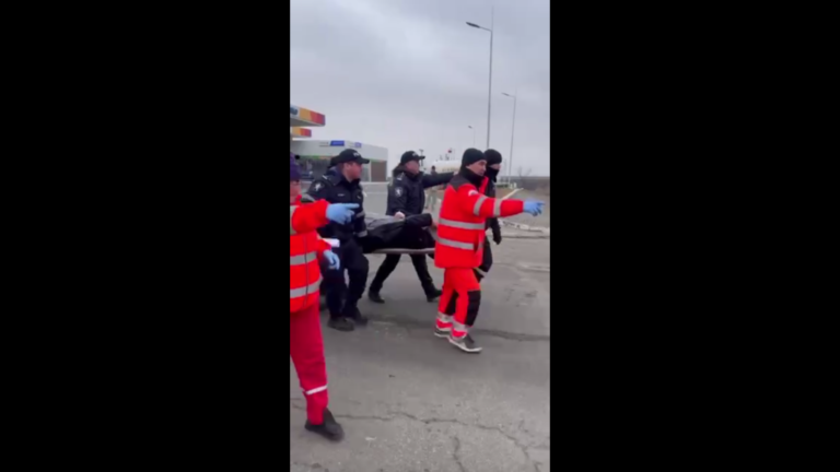 (ВИДЕО) Протестующие фермеры в Леушенах не пропустили скорую, медики километр несли больного на носилках