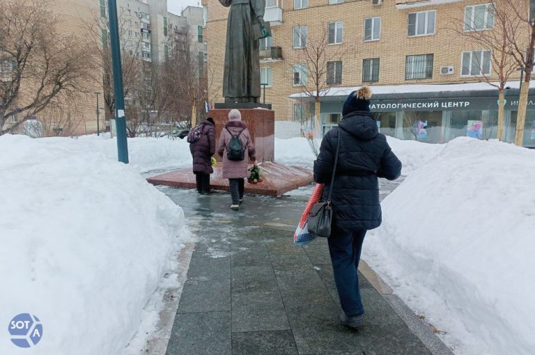 «ОВД-Инфо»: в РФ задержали 32 человека на акциях 24 февраля против войны и памяти Навального