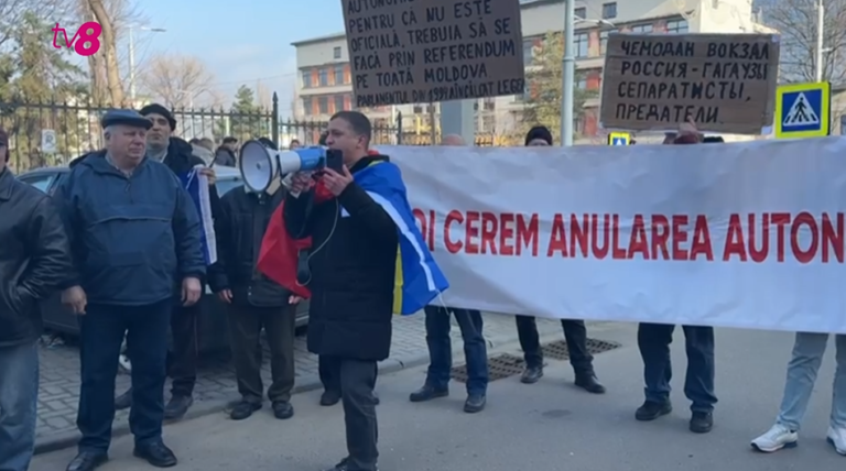 (ВИДЕО/ФОТО) У Конституционного суда прошёл протест гагаузов и контрпротест с требованием аннулировать Гагаузию