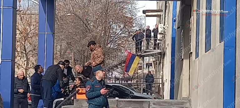 В полицейский участок в Ереване ворвались неизвестные с оружием, прогремел взрыв
