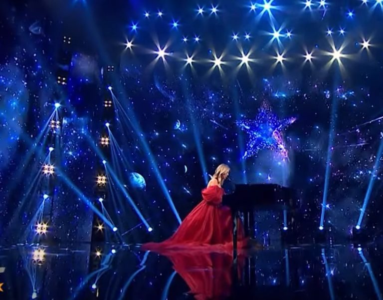 (ВИДЕО) Преподавательница музыки из Кишинёва прошла в полуфинал шоу Românii au talent