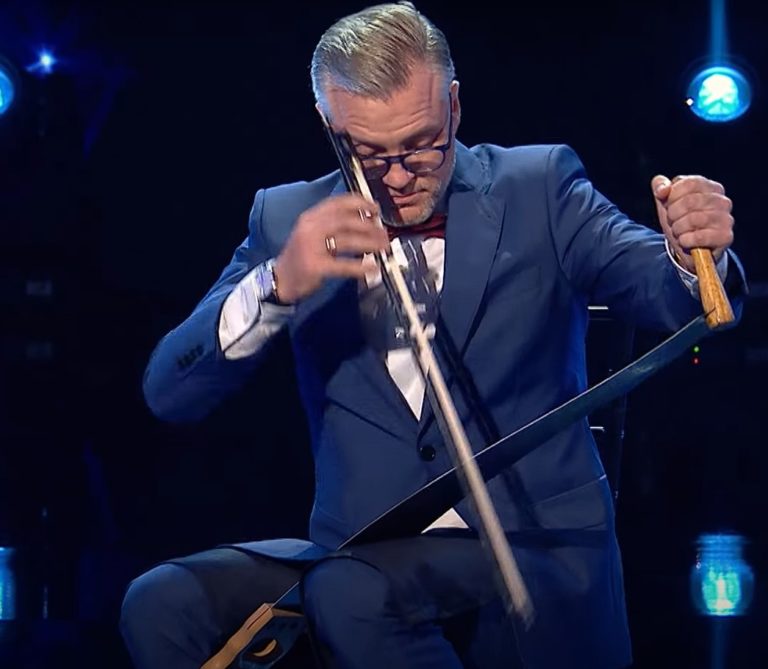 (ВИДЕО) Молдаванин покорил жюри Românii au Talent игрой на пиле