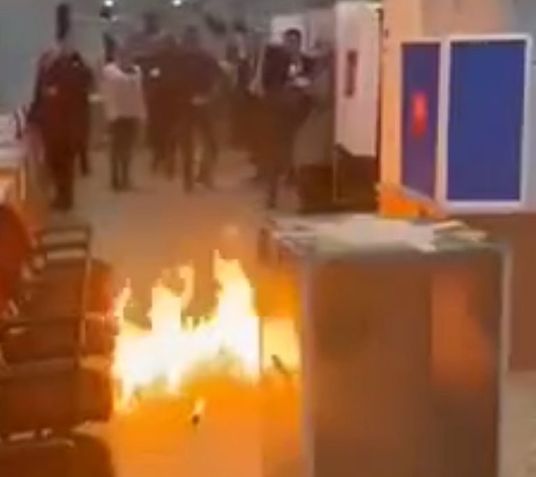 (ФОТО/ВИДЕО) Горящие бюллетени и бесконечные нарушения: как проходит первый день выборов Путина в РФ