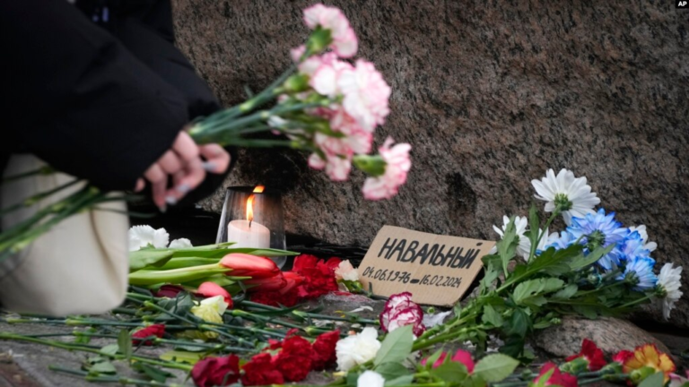 В России снова задерживают участников возложения цветов в память о Навальном