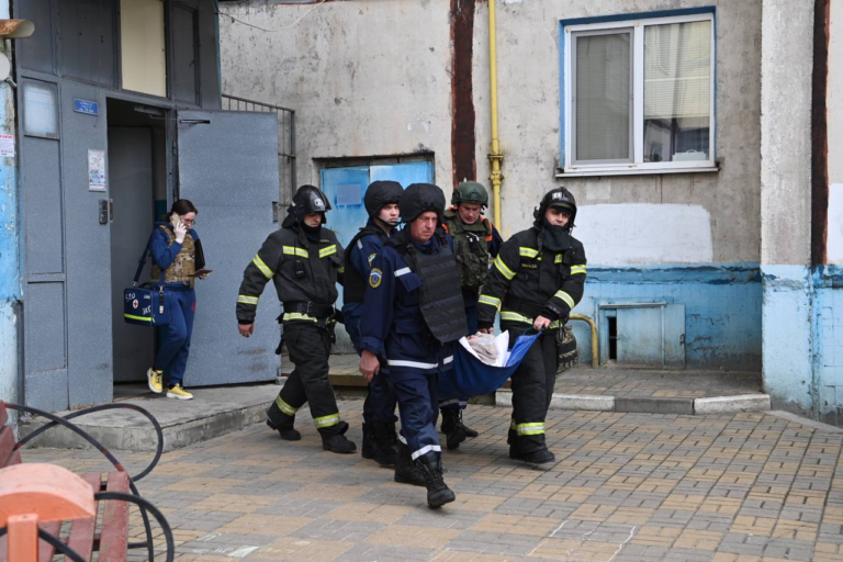 (ФОТО, ВИДЕО) В Белгороде беспилотник упал на жилой дом. Один погибший, двое раненых