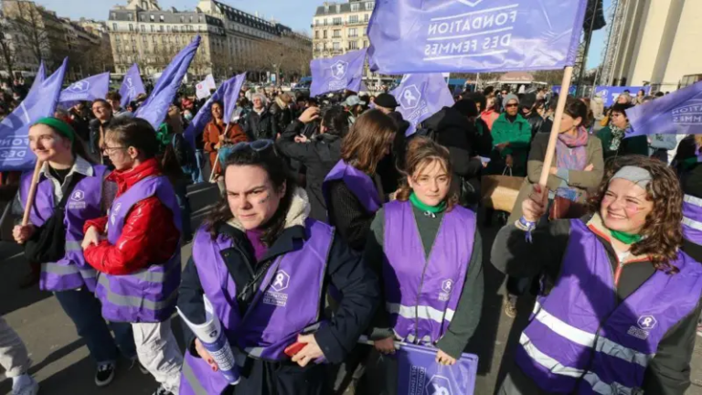 Франция первой в мире закрепила в Конституции право на аборт