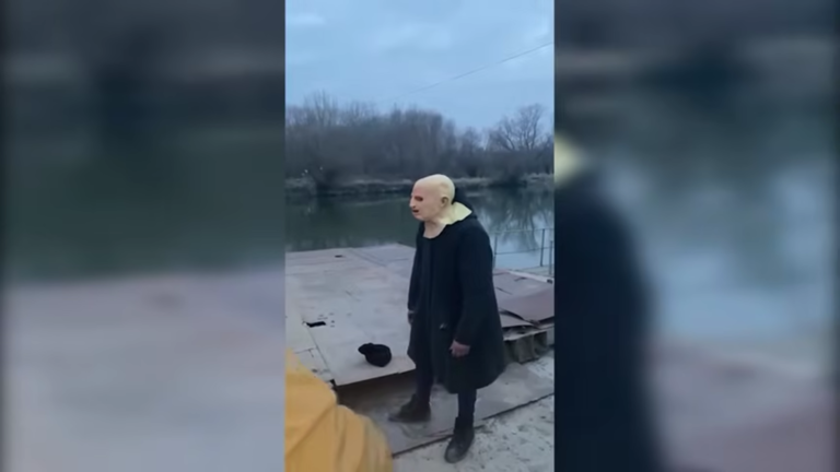 (ВИДЕО) Житель Одессы пытался пересечь границу с Молдовой в маске и мантии