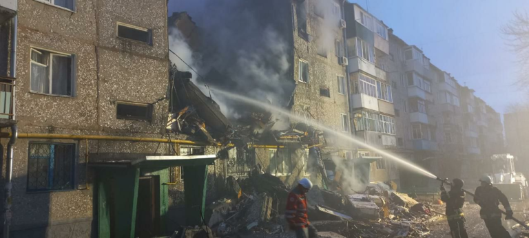 (ФОТО) В Украине сообщили о попадании по жилым домам в Сумах и Кривом Роге. Есть погибшие