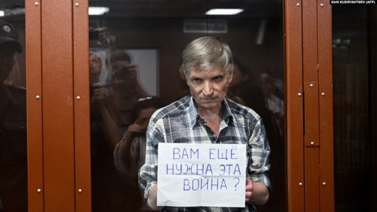 Московский экс-депутат пожаловался, что его лишают сна в российской колонии