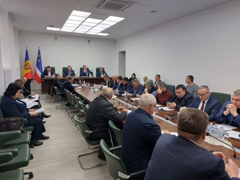 Отчет Счетной палаты, (не)обсуждение “льгот” тараклийской компании и бойкот фракции социалистов  — как прошло заседание гагаузских депутатов 