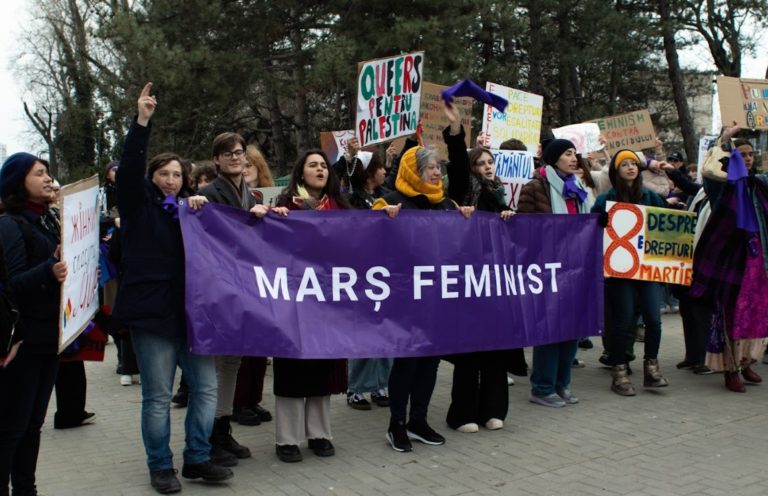 «Нет — значит нет»: Как прошел феммарш против насилия в Кишиневе