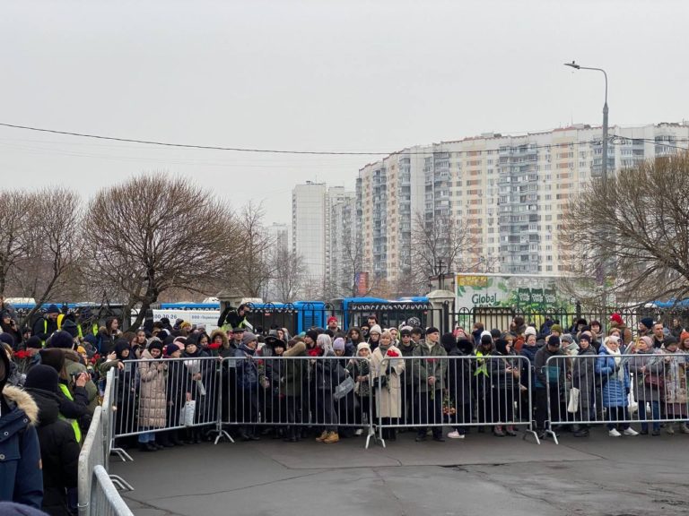 (ФОТО/ВИДЕО) В Москве готовятся к похоронам Навального: у церкви выстроилась большая очередь
